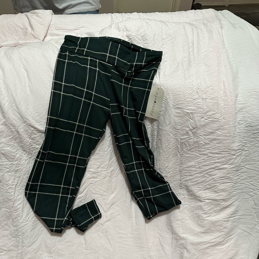 Green legging whith white line details.
